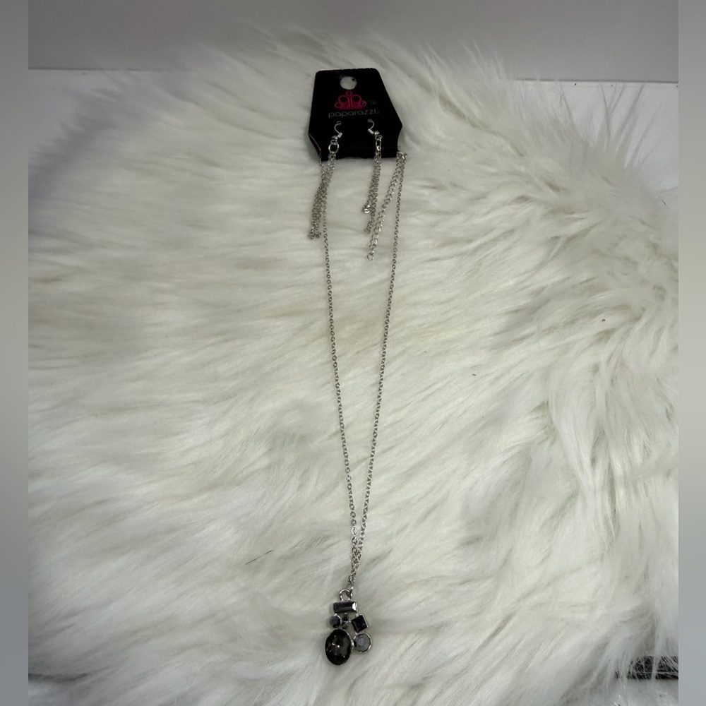 🩷5/$10🩷 paparazzi Silver Black Gemstone Drop Necklace and Earrings Set